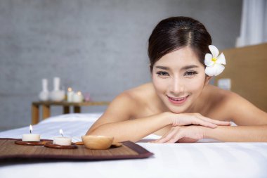 Asyalı kadın uyuyor ve oteldeki Tayland spa dükkanında dinleniyor ve Tayland masajını bekliyor.