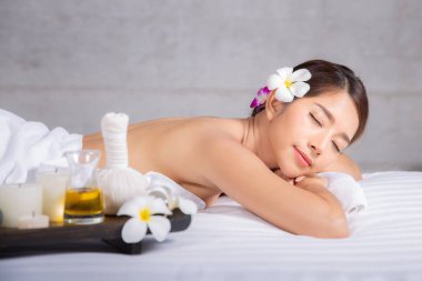 Asyalı kadın uyuyor ve oteldeki Tayland spa dükkanında dinleniyor ve Tayland masajını bekliyor.