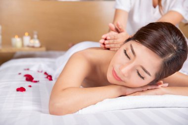 Asyalı kadın uyuyor ve oteldeki Tayland spa dükkanında dinleniyor ve Tayland masajını bekliyor.