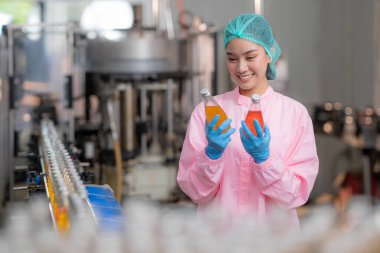 Gıda indüksiyon fabrikasındaki kimya laboratuvarında Asyalı profesyonel gıda bilim adamı ekibi.