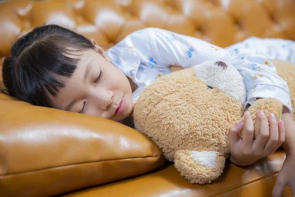 亚洲的中国女儿睡在她家客厅的沙发上 — 图库照片