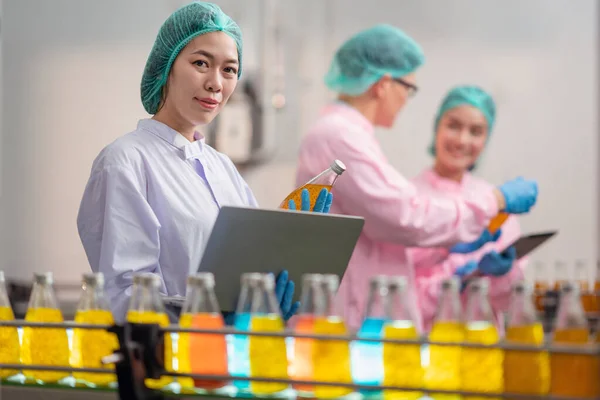 Científico Alimentario Profesional Asiático Que Comprueba Controla Calidad Bebida Laboratorio —  Fotos de Stock