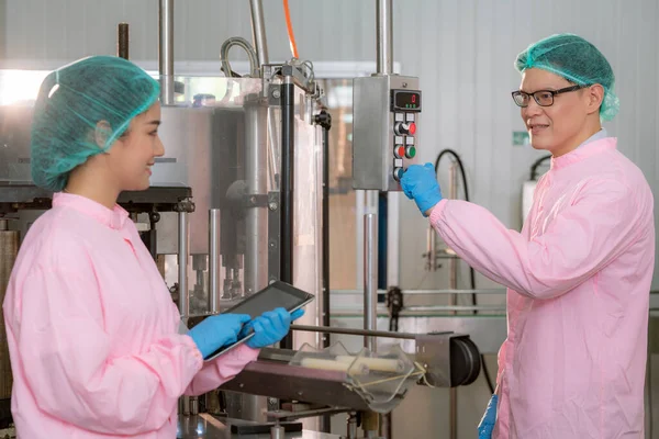 Специалисты Азии Работают Химической Лаборатории Заводе Производству Пищевых Продуктов — стоковое фото