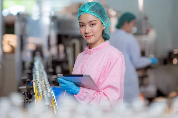 Asiatico Professionale Food Scientist Team Laboratorio Chimico Nella Fabbrica Induzione — Foto Stock