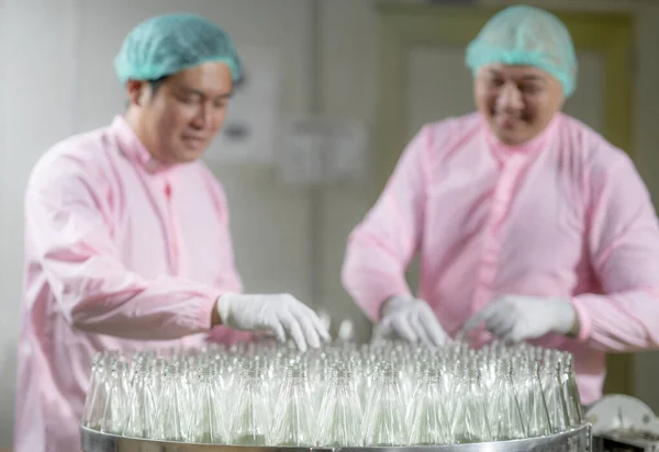 Працівник Азіатського Оператора Який Працює Raw Glass Айтоматичному Конвеєрі Виробничій — стокове фото