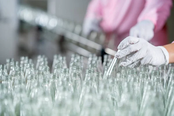 Asiatischer Arbeiter Bei Der Arbeit Rohglasflaschen Auf Einem Förderband Der — Stockfoto