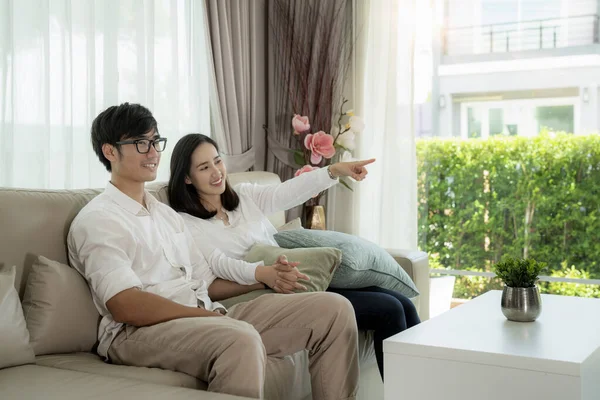 Pareja Asiática Sentada Sofá Viendo Televisión Para Reunirse Sala Estar —  Fotos de Stock