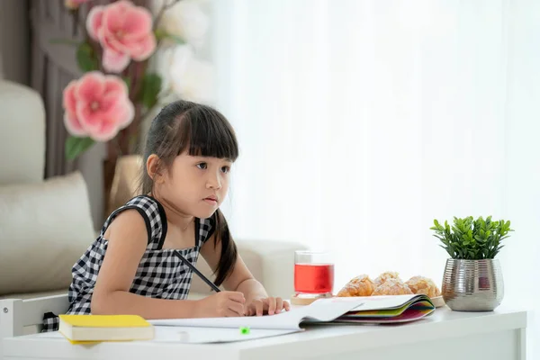 Asiatique Préscolaire Fille Faire Son Travail Domicile Salon Dans Maison — Photo