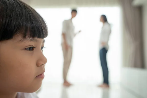 Asiático Chica Llorar Solo Con Familia Roto Casa Con Padre —  Fotos de Stock