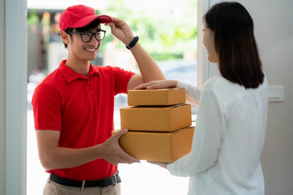 Asian Postman Deliver Paper Box Postal Customer Image Can Use — Stock Photo, Image
