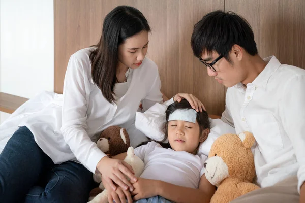 Otec Matka Starají Jejich Dcera Nemocná Upřednostňují Vysokou Teplotu Lůžkovém — Stock fotografie