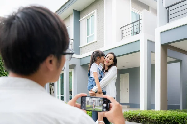 Beautiful Asian Family Portrait Smiling New House Sunset Photo Canuse — Foto Stock