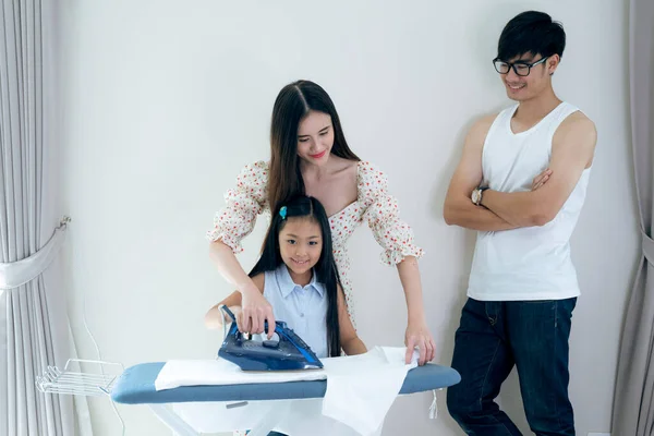 Aziatisch Familie Door Moeder Leren Haar Dochter Naar Strijken Woonkamer — Stockfoto