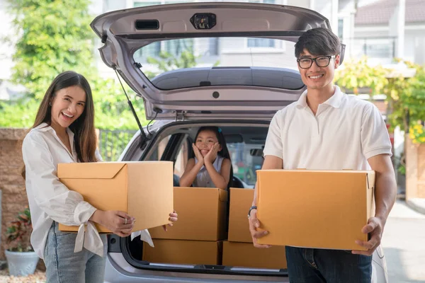 Família Asiática Mover Para Casa Nova Por Carro Família Mover — Fotografia de Stock