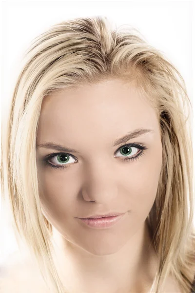 Piękna młoda kobieta z zielonymi oczami — Zdjęcie stockowe