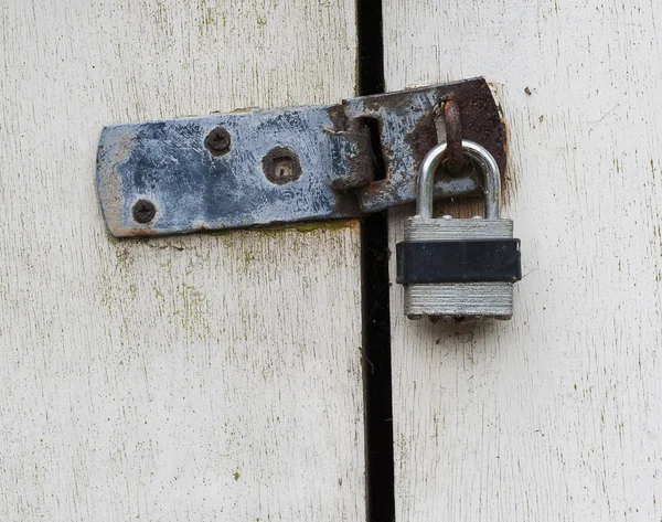 Lucchetto su porta in legno — Foto Stock