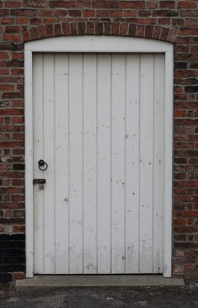 Cadenas sur vieille porte en bois — Photo