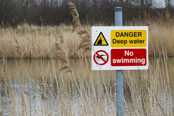 Pericolo acque profonde — Foto Stock