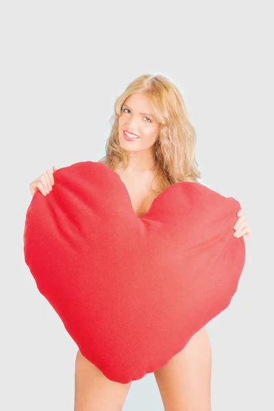 Donna sexy con cuscino a forma di cuore — Foto Stock