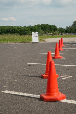Engelli sürücüler araçlık trafik konileri tarafından engellendi