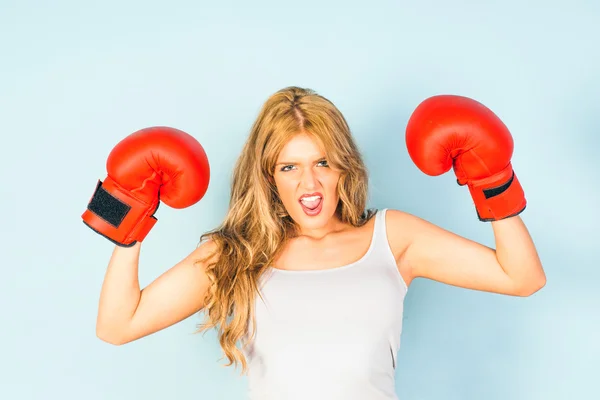 Sexig kvinna i västen bär boxningshandskar — Stockfoto