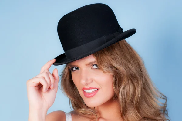 Hermosa mujer con un sombrero de jugador de bolos —  Fotos de Stock