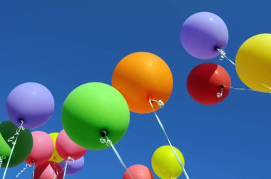 Mavi gökyüzü arka plan üzerinde renkli balonlar içinde şehir Festivali 
