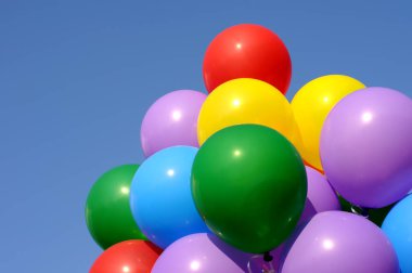 Şehir festivalinde açık mavi arka planda bir grup renkli balon