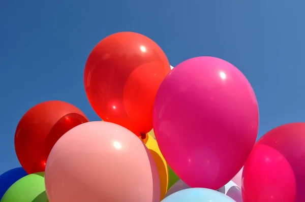 Mazzo Palloncini Multicolori Nel Festival Della Città Sfondo Cielo Blu — Foto Stock