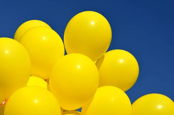 Žluté Balónky Městském Festivalu Proti Tmavě Modré Obloze — Stock fotografie