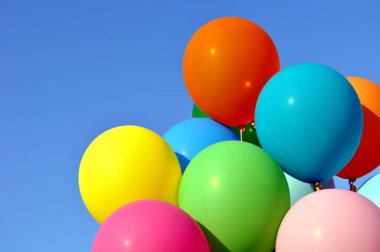  Şehir festivalinde açık mavi arka planda bir grup renkli balon