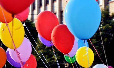 Şehir festivalinde çok renkli balonlar sokak arkasındaydı.