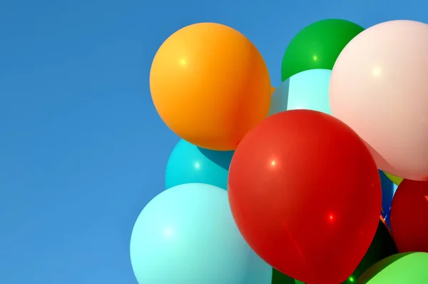 在城市的节日里 一群五彩缤纷的气球 背景是蓝蓝的天空 — 图库照片