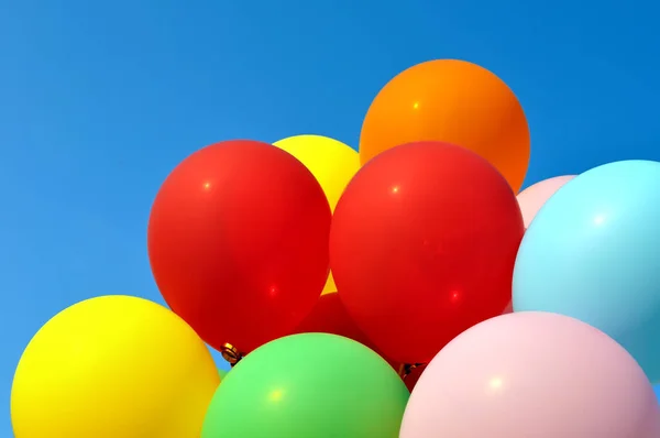 Куча Разноцветных Воздушных Шаров Городском Фестивале Голубом Фоне Неба — стоковое фото