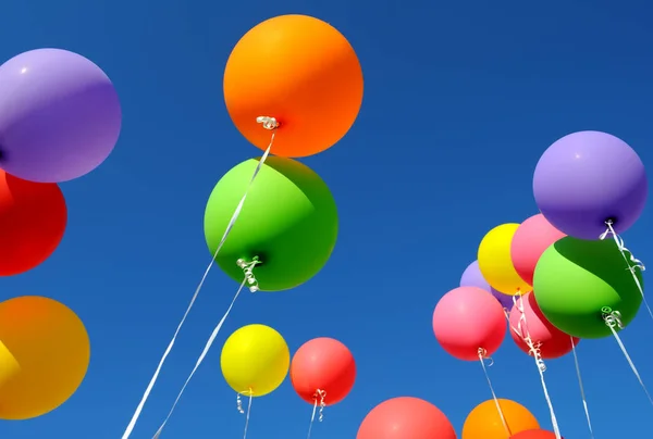 Skupina Pestrobarevných Balónů Městském Festivalu Jasně Modrém Pozadí Oblohy — Stock fotografie