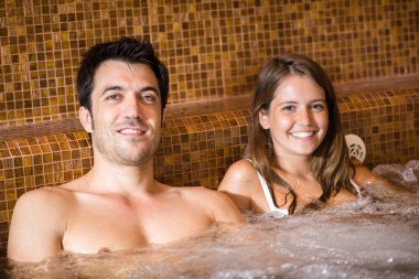 Çift bir Spa'da Jakuzi banyo yapıyor