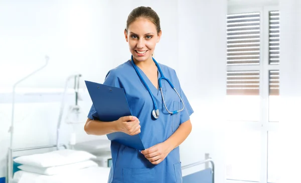 Vackra leende sjuksköterska porträtt — Stockfoto