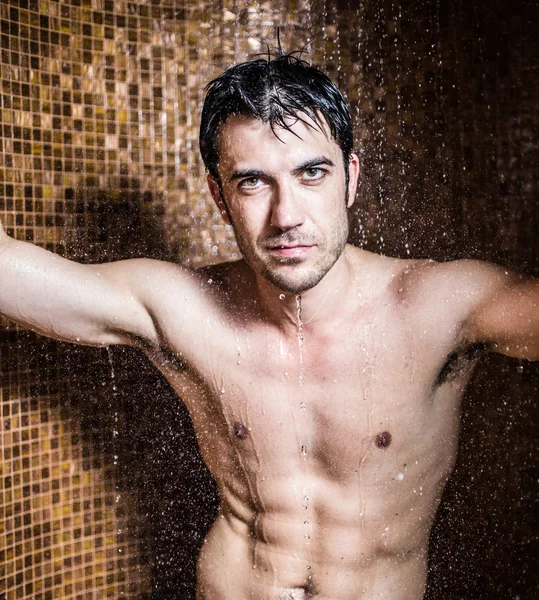 Man doing a shower in a spa — Stock Photo, Image