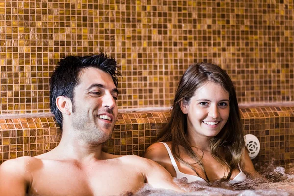 Jeune couple se relaxant dans un spa — Photo