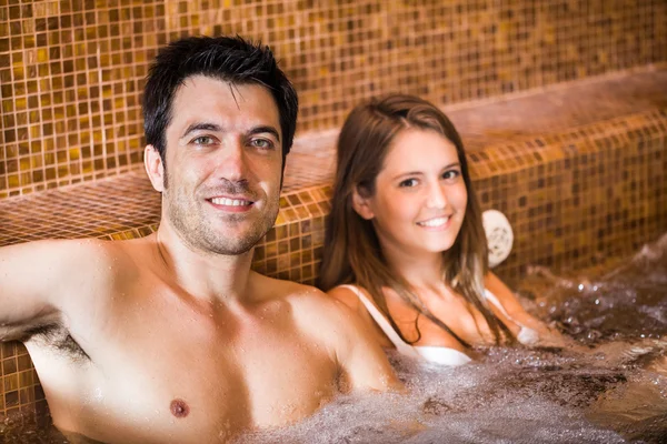 Jeune couple se relaxant dans un spa — Photo