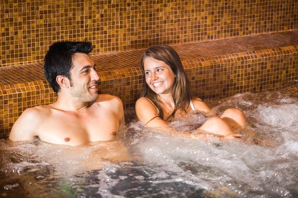 Pareja haciendo una bañera de hidromasaje en un spa —  Fotos de Stock