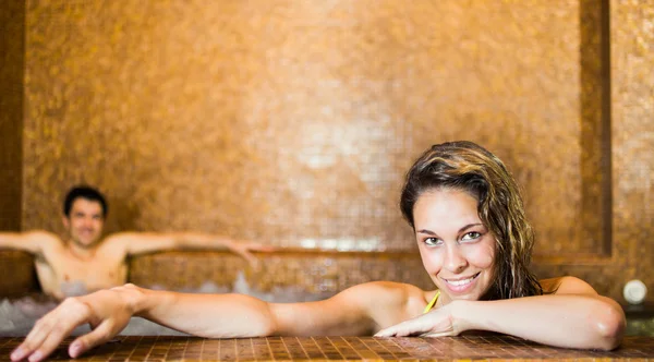 Young couple relaxing in a spa — Stock Photo, Image