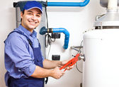 Techniker repariert einen Warmwasserbereiter