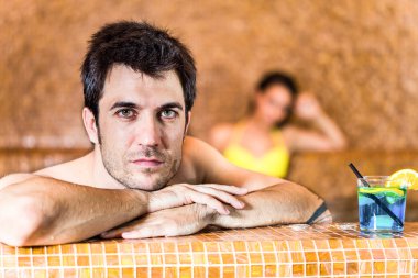 iki rahatlatıcı bir spa içinde
