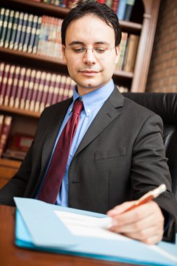 adam bir belge üzerinde yazma