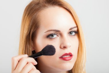 allık uygulayarak kadın