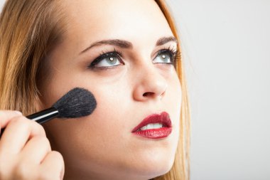 allık uygulayarak kadın