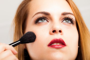 allık uygulayarak kadın