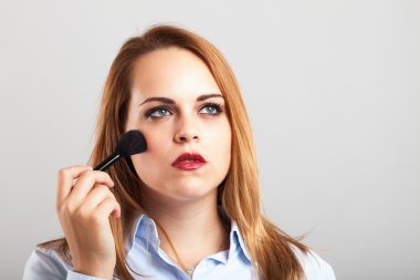 allık uygulayarak kadın