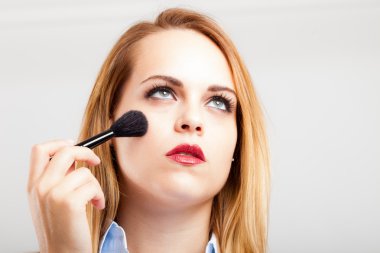 allık uygulayarak kadın